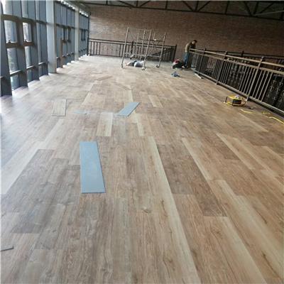 PVC塑膠地板與實(shí)木地板 商用空間地面材料的科學(xué)選擇